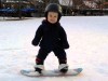 VIDEO: 14-mesačné dievčatko fičí na snowboarde!
