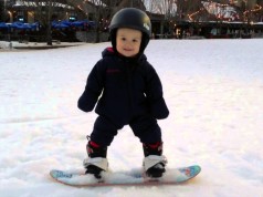 VIDEO: 14-mesačné dievčatko fičí na snowboarde!