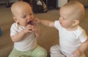 VIDEO: Rozkošné dvojičky sa hádajú o cumlík