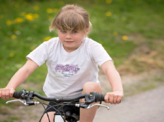Bicyklovanie prinesie do životov detí veľa zábavy dievčatko na bicykli