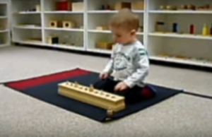 Montessori video: Pozrite sa, ako vyzerajú takéto dielničky chlapec sa hrá