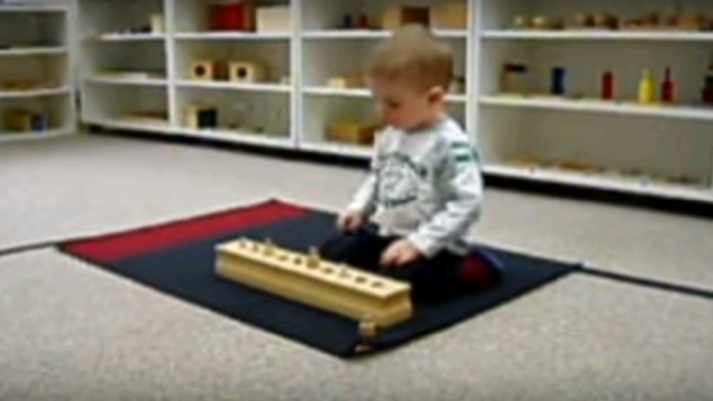 montessori chlapec sa hrá