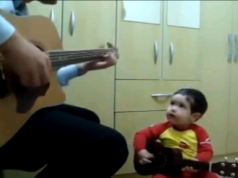 Originálne video: Oteckovia v akcii! chlapec a otec s gitarou