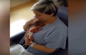 Video plné emócii: Mamička drží v náručí po prvý raz svoje predčasniatko mamička klokankuje