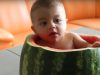 Rozkošné! Bábätko našlo skutočne originálny spôsob ako zjesť melón!